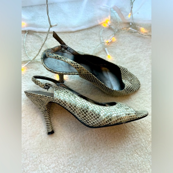 Bandolino Shiny Snake Piton Pattern Sandals Heels - Picture 3 of 7